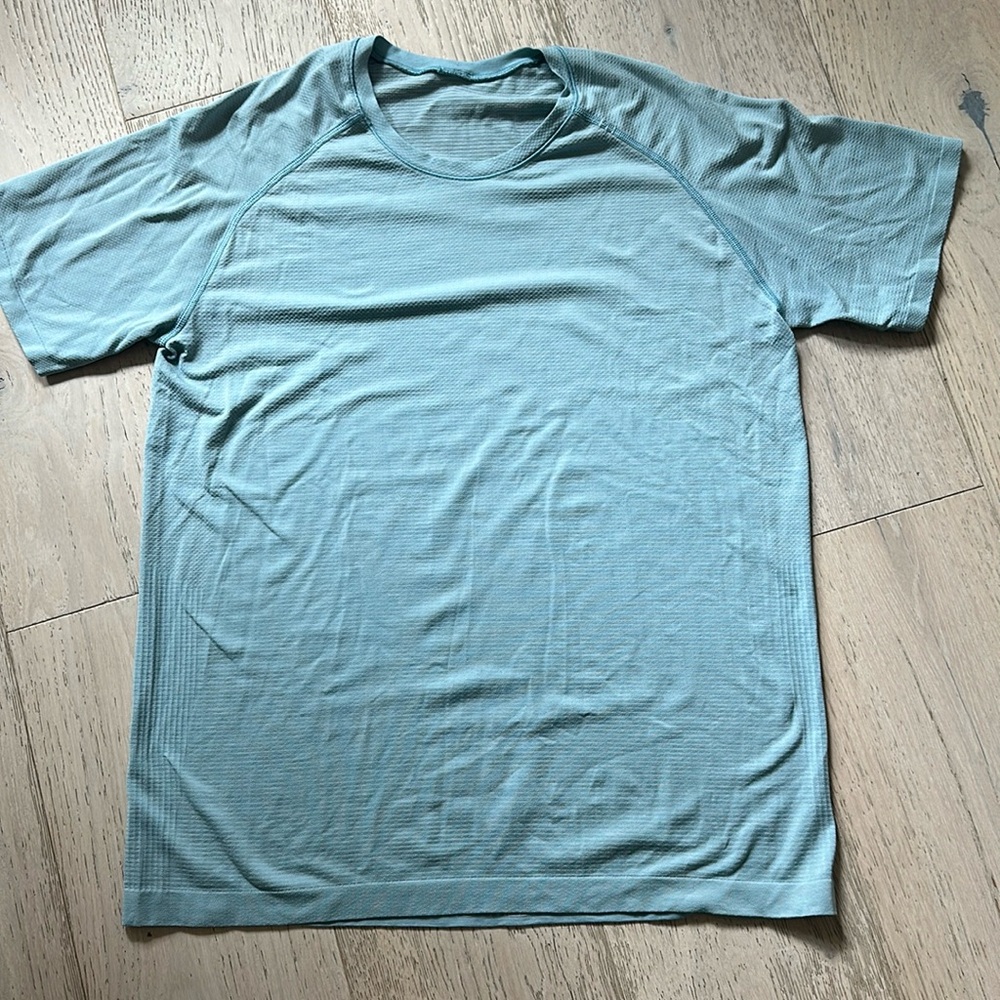 Men’s lululemon shirt size Med